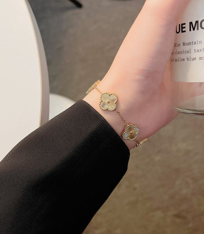 Brazalete dorado flores