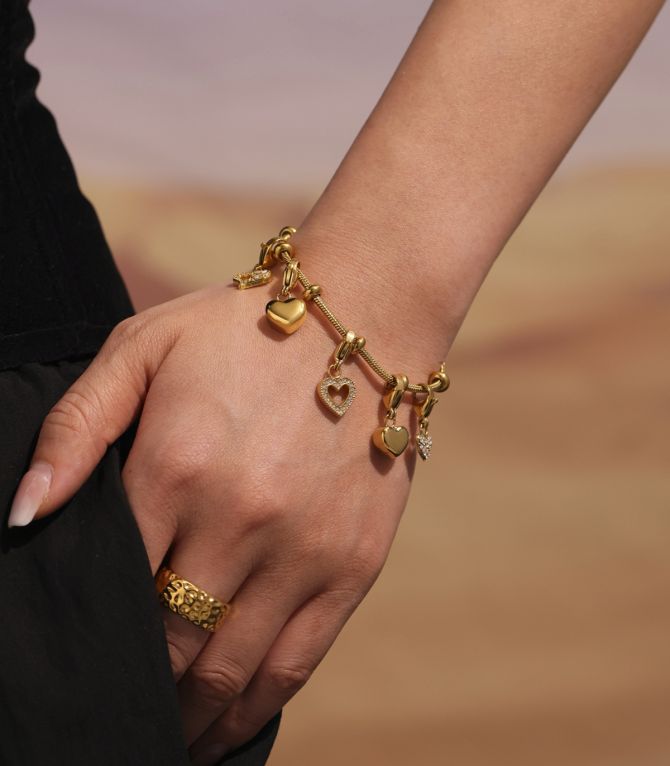 Brazalete dorado charms corazon