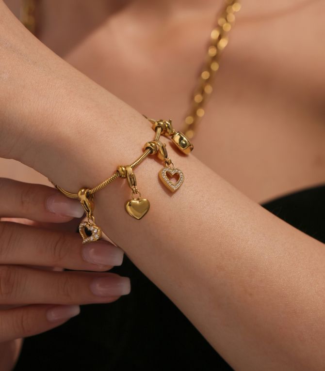 Brazalete dorado charms corazon