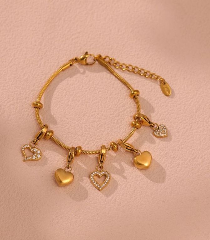 Brazalete dorado charms corazon
