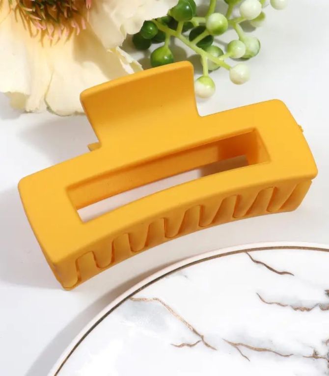 Broche amarillo