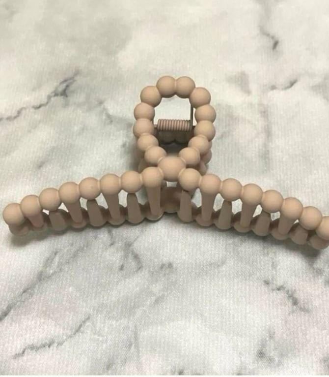 Broche beige