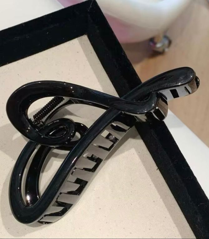 Broche negro