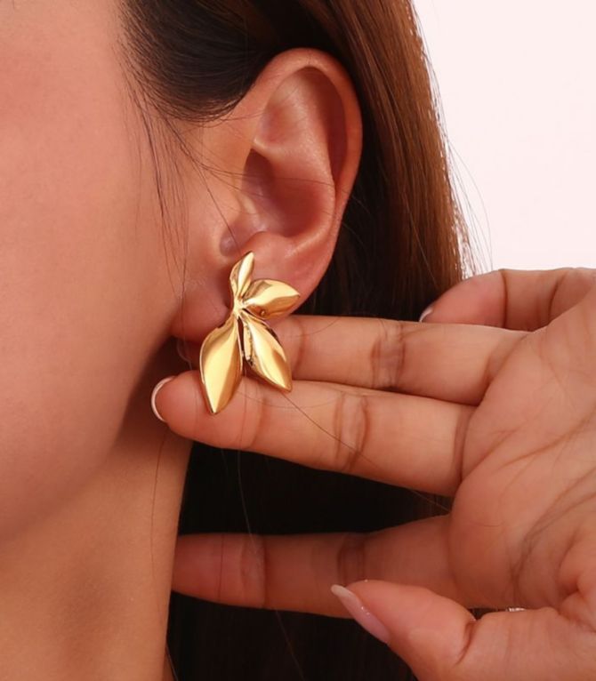 Aretes dorados hojas