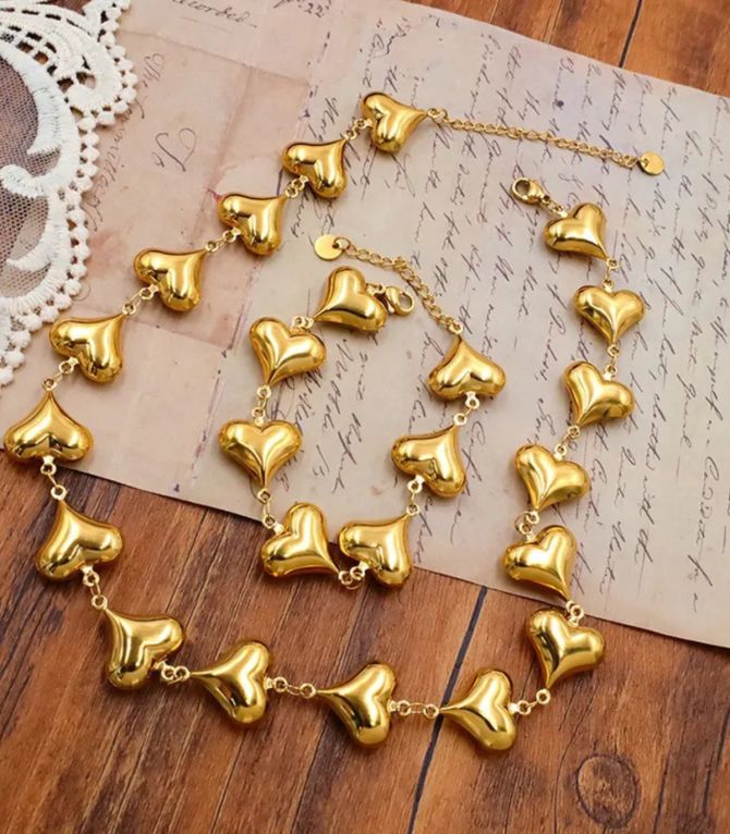 Collar dorado corazones