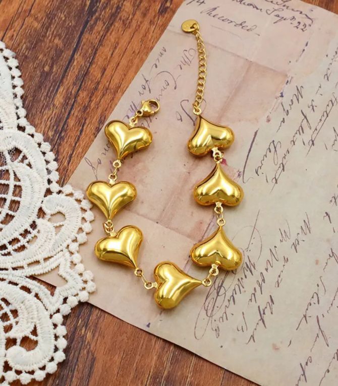 Brazalete dorado corazones