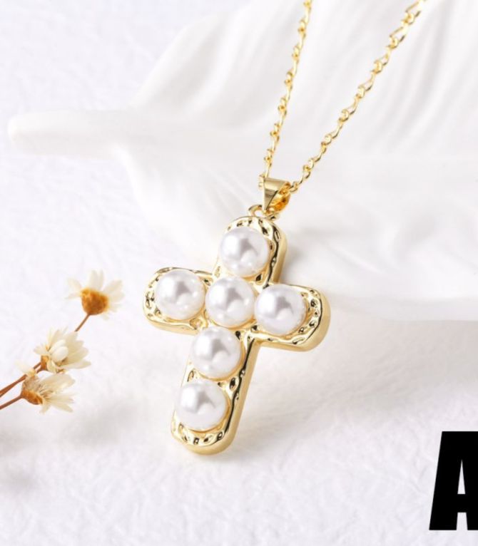 Collar cruz con perlas