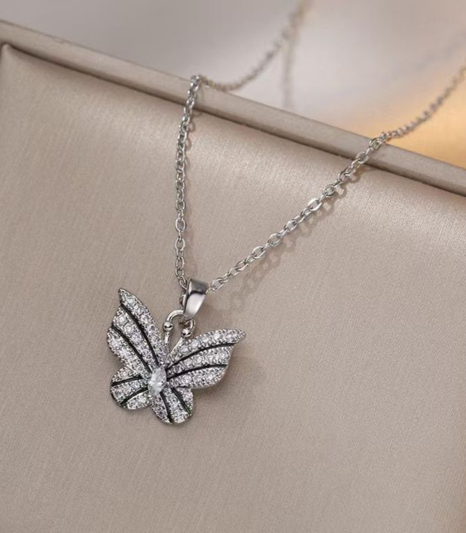 Collar diamond butterfly