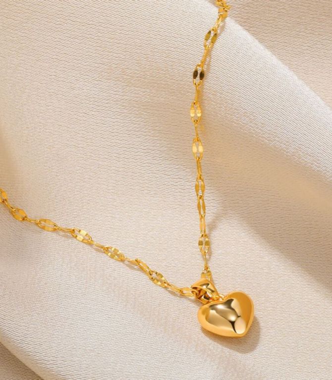 Collar dorado con corazón