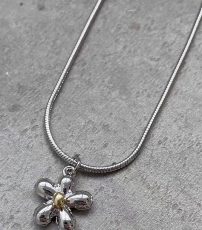 Collar plata flor
