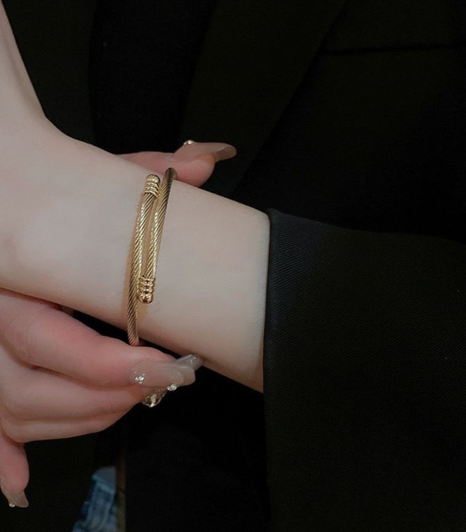Brazalete cable dorado