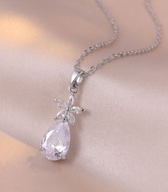 Collar zirconium flower