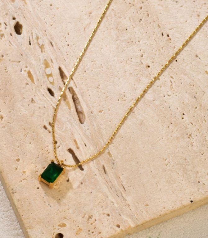 Collar diamond green square