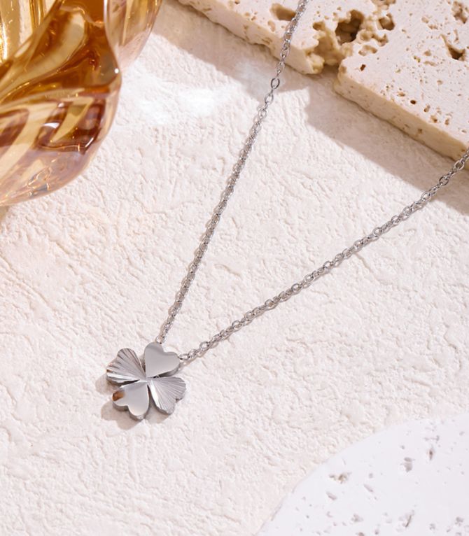 Collar silver petal