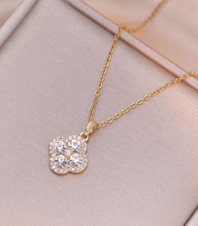 Collar diamond quatrefoil