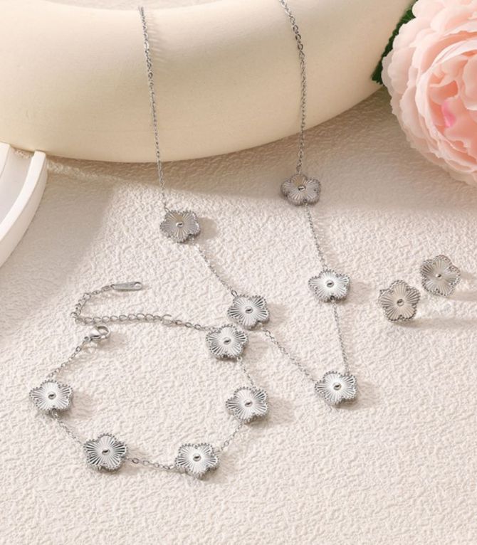 Collar flor plata