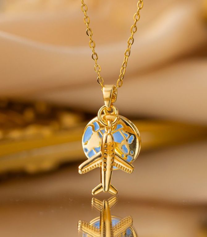 Collar gold airplane