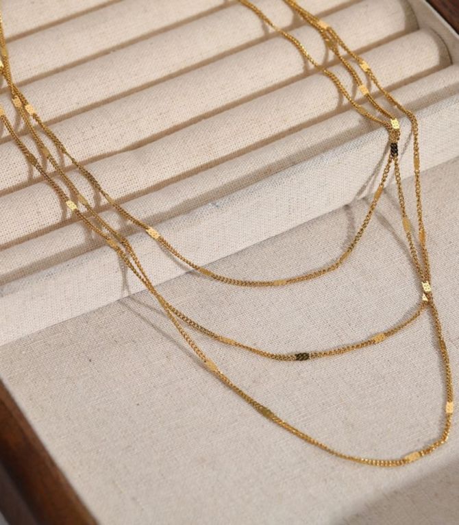 Collar dorado multilayer