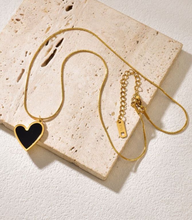 Collar corazón negro