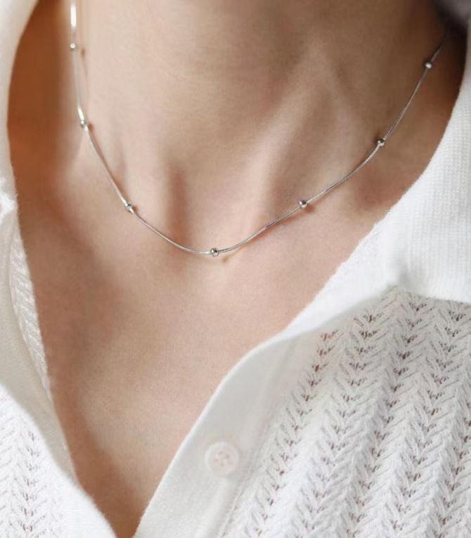 Collar silver beaded snake