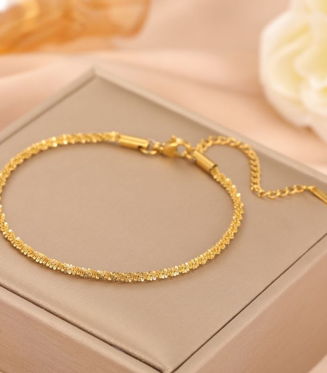 Brazalete dorado geométrico