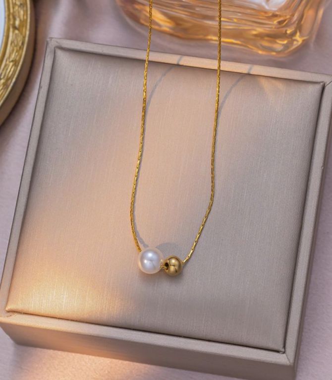 Collar dorado con perlas