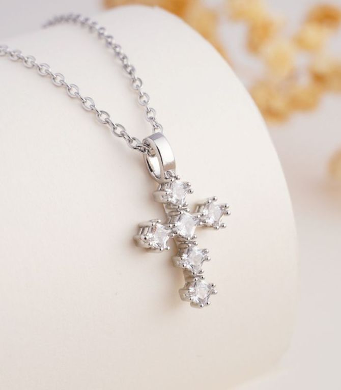 Collar silver diamond cross