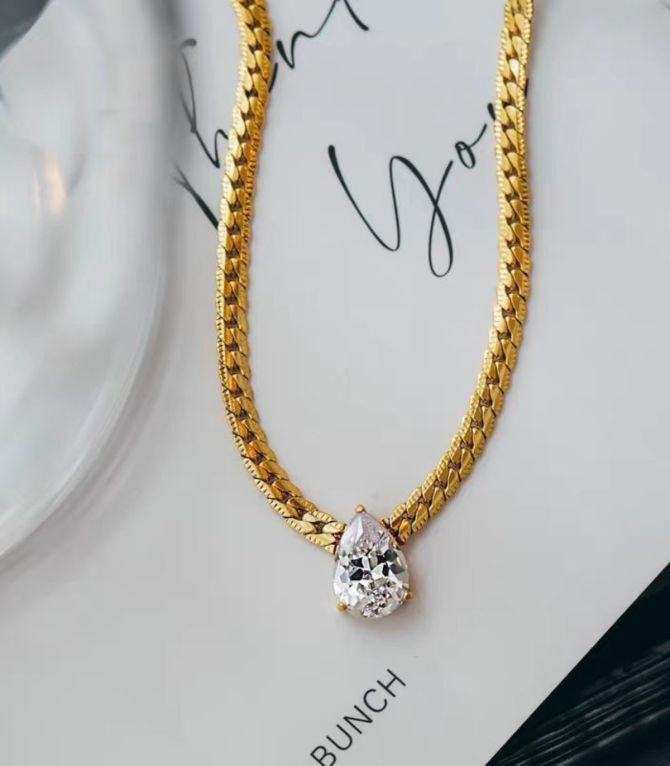 Collar water drop stone