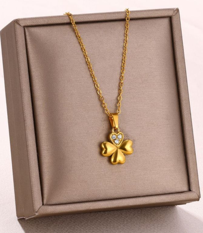 Collar diamond clover