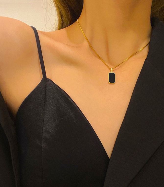 Collar black square