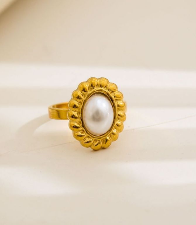 Anillo dorado con perla