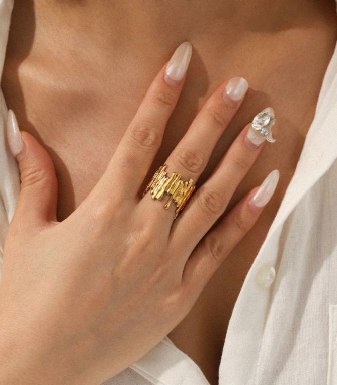 Anillo dorado irregular