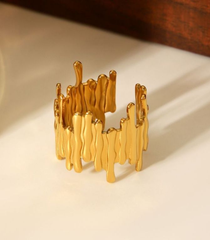 Anillo dorado irregular