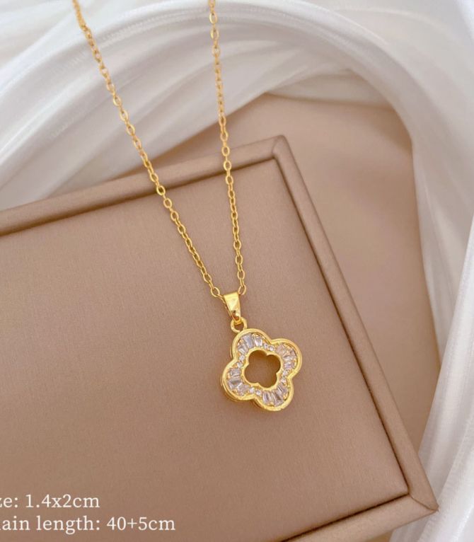 Collar diamond clover