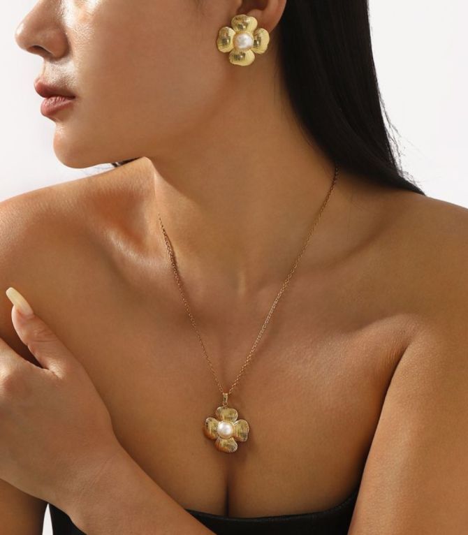 Collar y aretes set pétalos