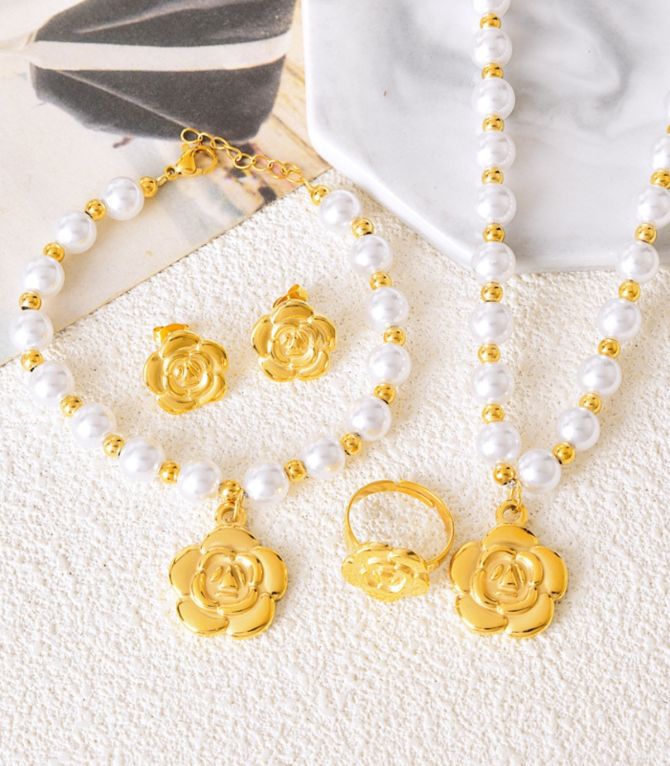 Collar perlas y flor