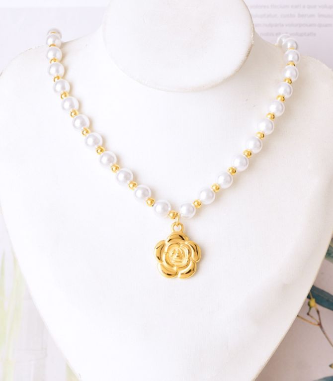 Collar perlas y flor