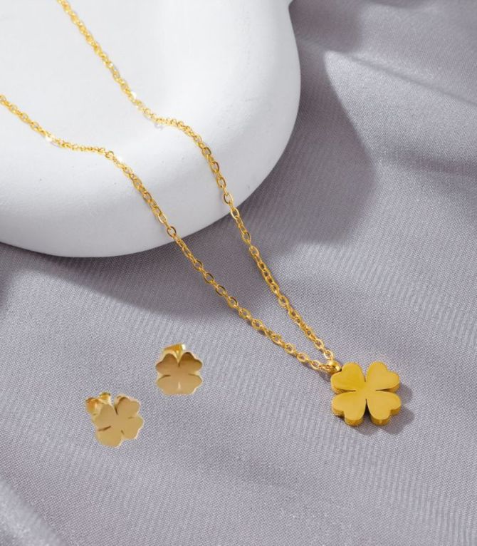 Set collar y aretes clover