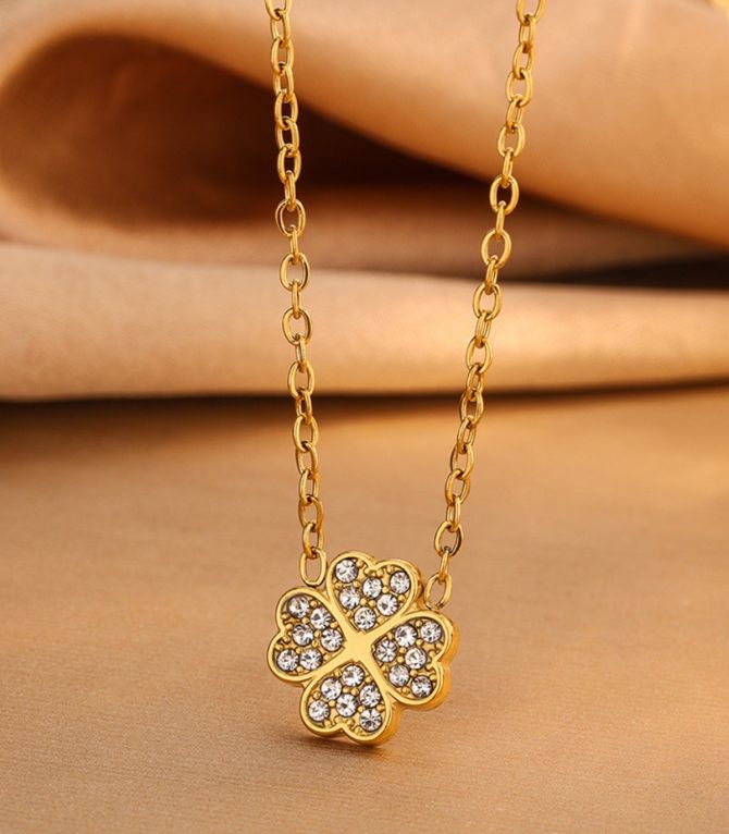Collar diamond clover