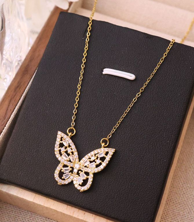 Collar mariposa zirconias gold