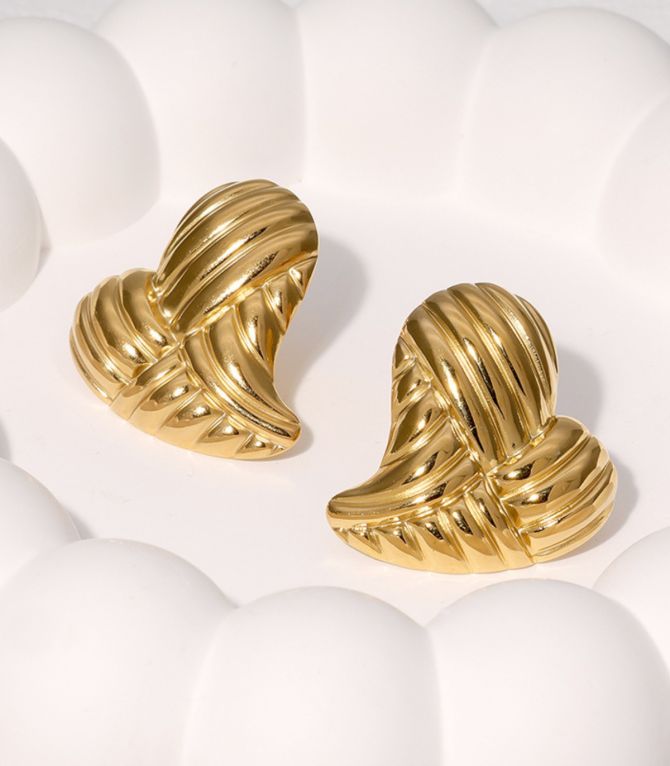 Aretes corazón dorado