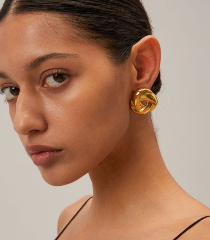 Aretes circle twisted