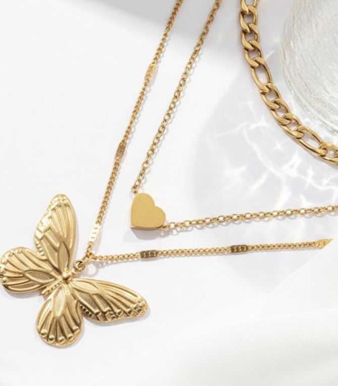 Collar dorado layer mariposa