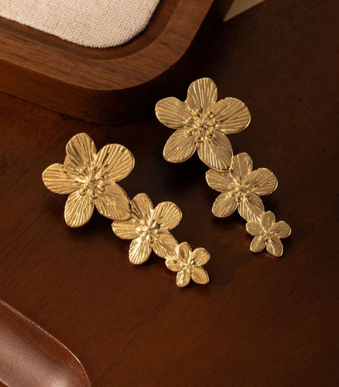 Aretes three flower