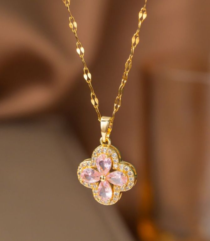 Collar diamond pink clover