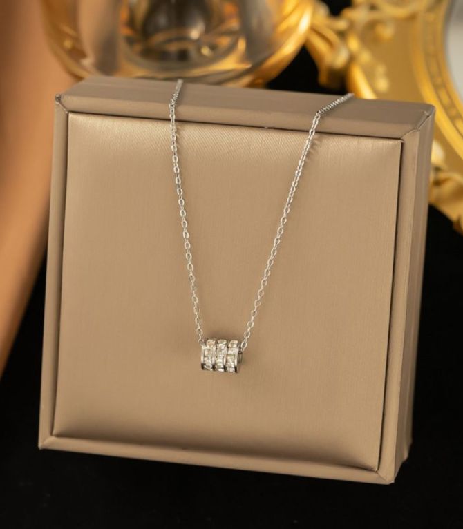 Collar silver diamond cylinder