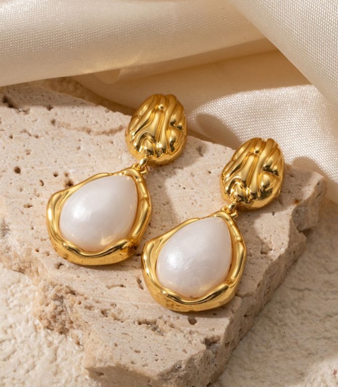 Aretes white teardrop