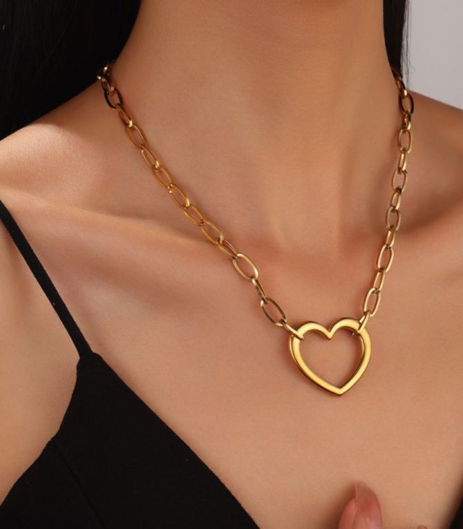 Collar dorado con corazón