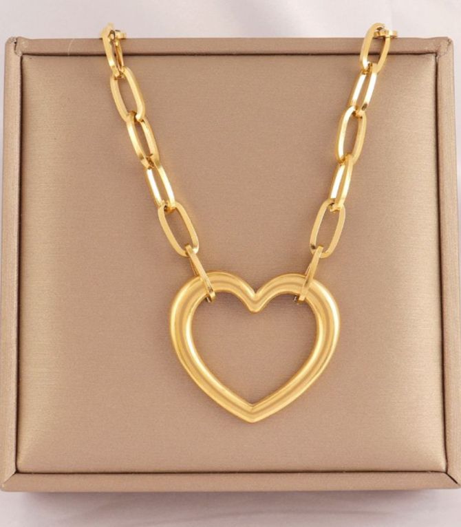 Collar dorado con corazón