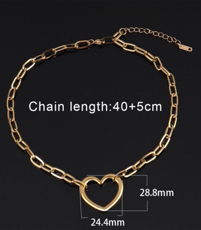 Collar dorado con corazón